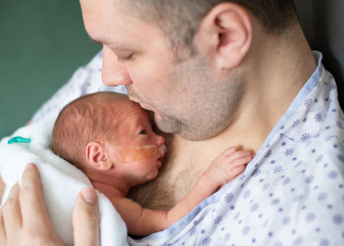 Newborn skin-to-skin contact with dad